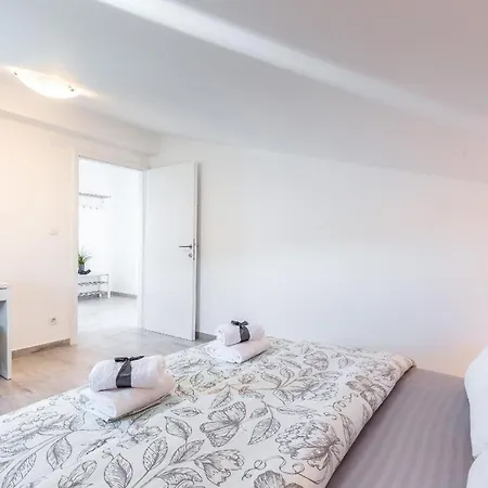 Veronique 7 Apartman *